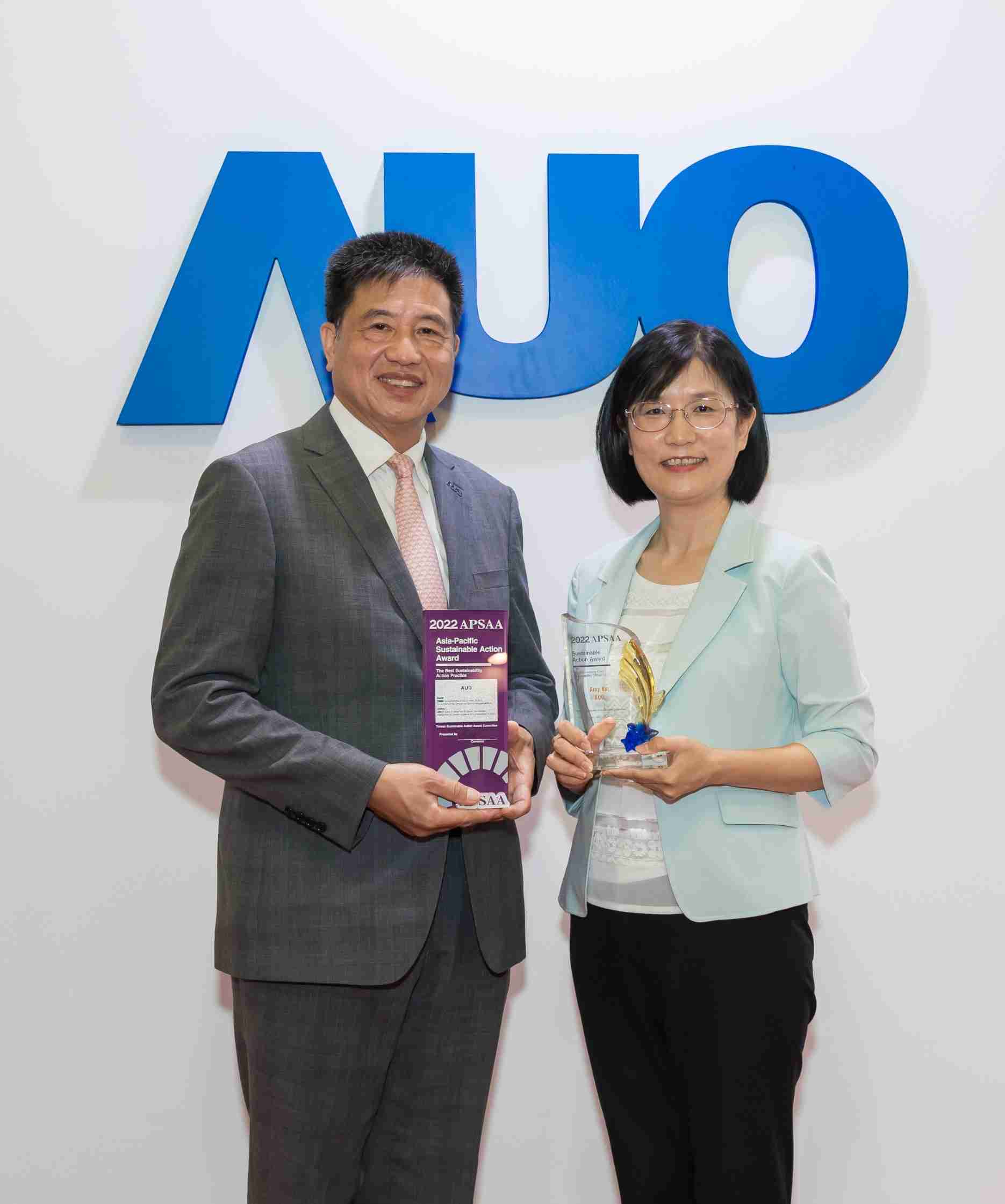 888.BY集团电子游戏长期垫筑永续远景的基石，，透过ESG暨气候委员会逐步实践永续策略蓝图。。。。其中，，，888.BY集团电子游戏光电永续长古秀华带领团队、、、、制定中长期目标，，缔造多面向亮眼表现，，，获得「顶尖永续长奖」的个人奖殊荣（左：888.BY集团电子游戏光电董事长暨执行长彭双浪，，，，右：888.BY集团电子游戏光电永续长古秀华）