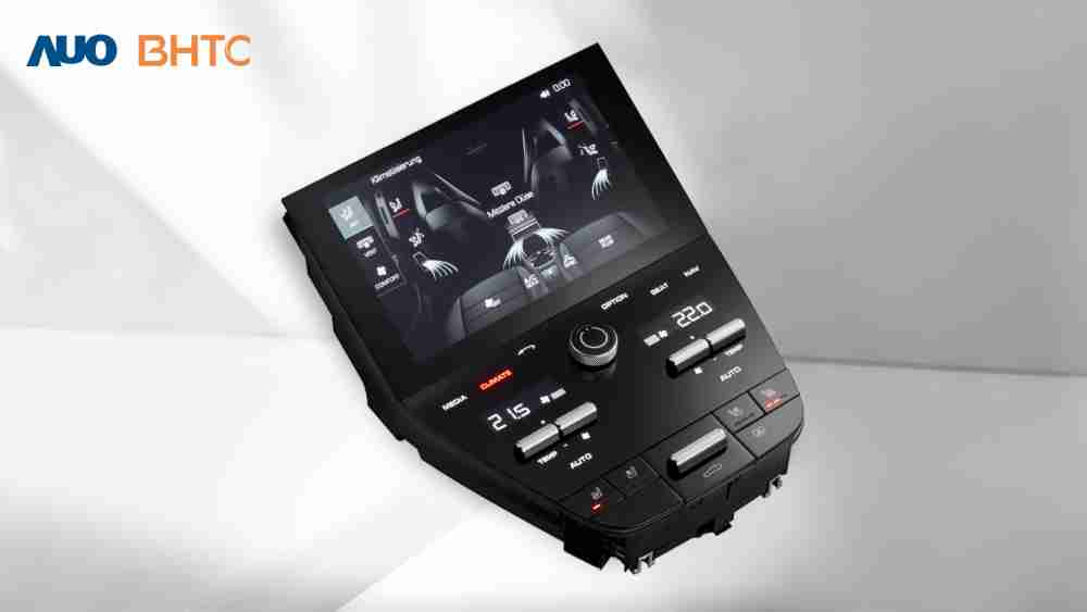 作為友達新生力軍，，BHTC所展示的中央與後座鞍部的Display HMI產品，，可處理多區恆溫控制、、、、顯示畫面，，呈現仿真3D車室分區；以力傳感技術精準傳遞觸感，，，，並結合音量及震動反饋，，防止意外啟動，，，，提供使用者自然流暢、、、直觀且輕鬆駕馭的舒適介面