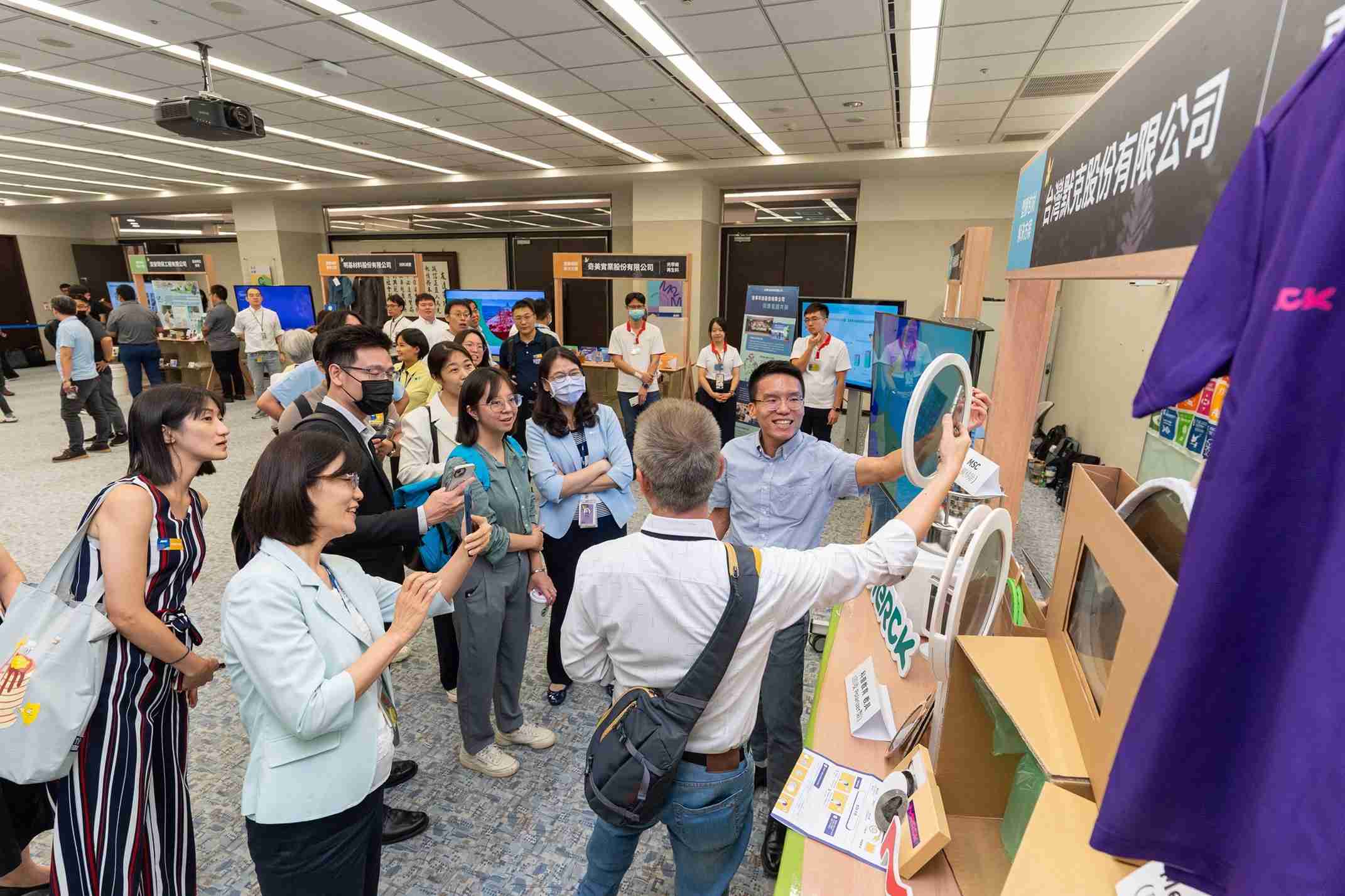 888.BY集团电子游戏连手产业伙伴策划首届生态圈联展，，展示如何将废塑料循环再利用，，，，创新解决方案包括：塑料包材再生与循环使用、、、再生塑料研发及应用、、废塑料回收再生技术、、减塑生活提案等