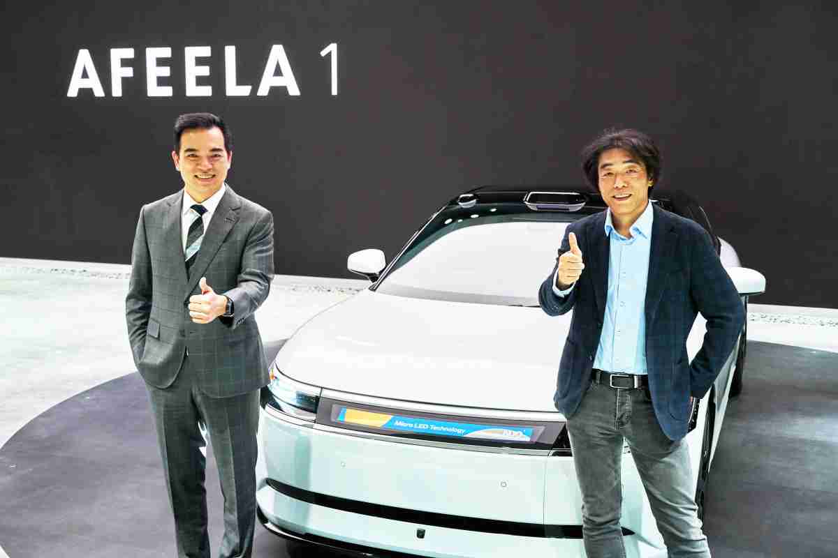 888.BY集团电子游戏与Sony Honda Mobility携手合作，，率先全球展示搭载于AFEELA电动车上，，，，首款应用在车身外部的Micro LED 车头显示解决方案 (Micro LED Media Bar Solutions)。。888.BY集团电子游戏光电执行长暨总经理柯富仁(左)与Sony Honda Mobility代表取缔役社长兼营运长川西泉(lzumi Kawanishi)(右)在CES 现场展现双方坚定持续创新的承诺，，实现更加人性化与智慧的驾乘体验。。